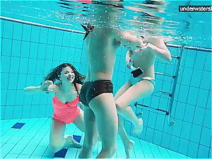 trio nude femmes have fun underwater