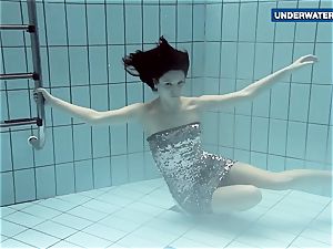 displaying bright udders underwater makes everyone kinky