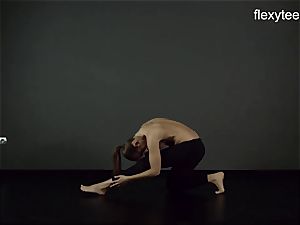 FlexyTeens - Zina flashes pliable naked bod